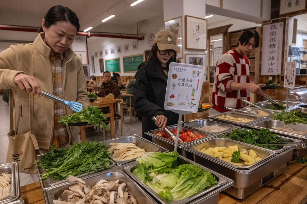 食客们在一家素食餐厅的自助餐桌边取食