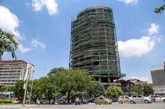 越南河内街头经常可见这类烂尾楼
