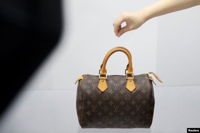北京的一家二手奢侈品商店的职员在布置展品