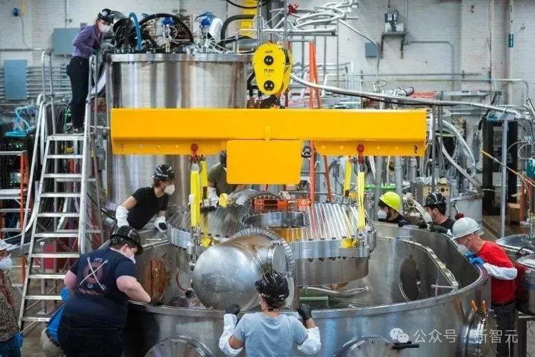 一个团队将磁体放入低温恒温器容器中