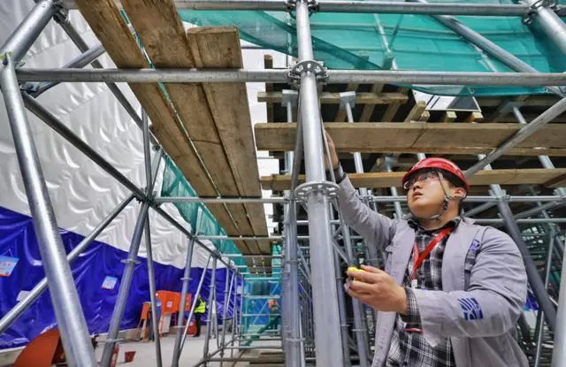 正在施工的丽泽城市航站楼综合交通枢纽旁