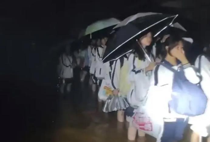 清远市阳山县一所中学发生内涝，700多名学生被安全转移