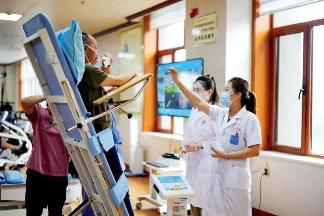 河北唐山市古冶区一家养老机构，工作人员指导老人进行康复训练