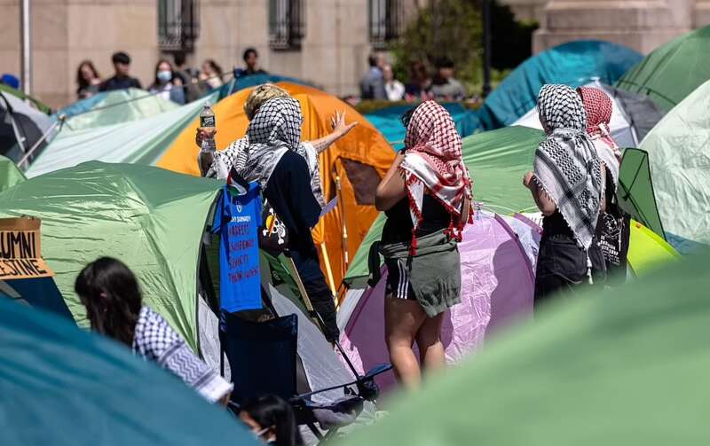 哥大校方将在“未来48小时内”继续与“声援加沙营地”（Gaza Solidarity Encampment）的学生组织代表进行对 ...