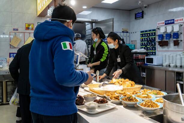 上海静安区同心荟社区食堂有面条和汤