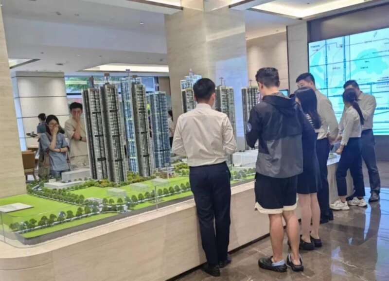 楼市新政后，深圳某项目前来看房的购房者络绎不绝