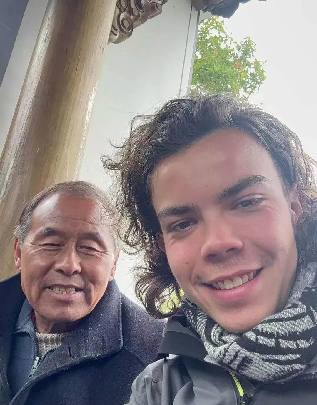 爷狠狠称赞了一番Julien的翻译器