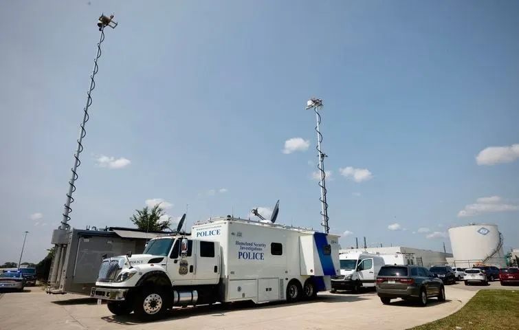 联邦特工在福耀玻璃工厂停车场设立了两个巨大的移动指挥所