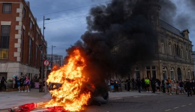 英国爆发十几年来最大暴乱