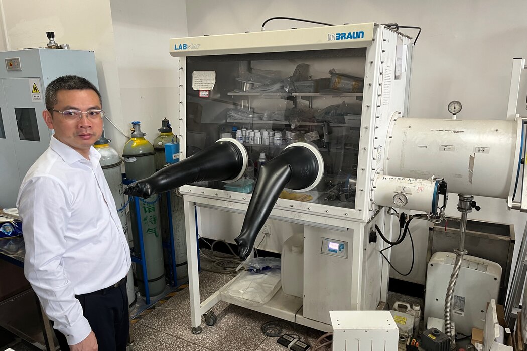 中南大学教授彭文杰在化学实验室里，实验室配备了用于化学实验的橡胶安全手套 ... ...