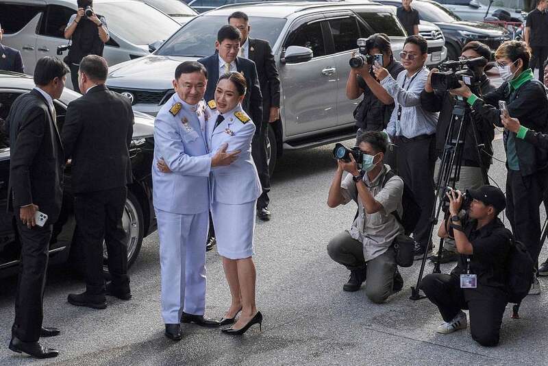 8月18日，佩通坦抵达为泰党总部时，与父亲他信拥抱