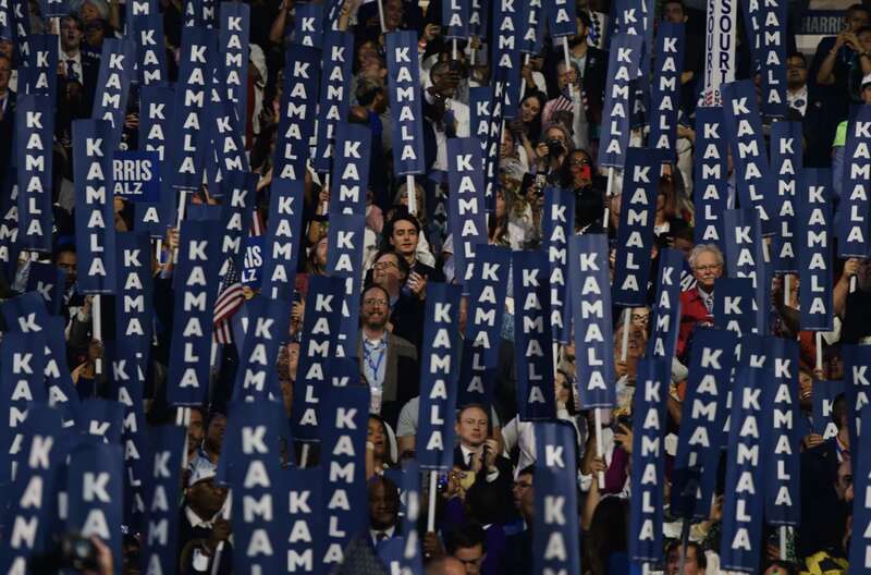 民主党全国代表大会的与会者高举“卡玛拉”