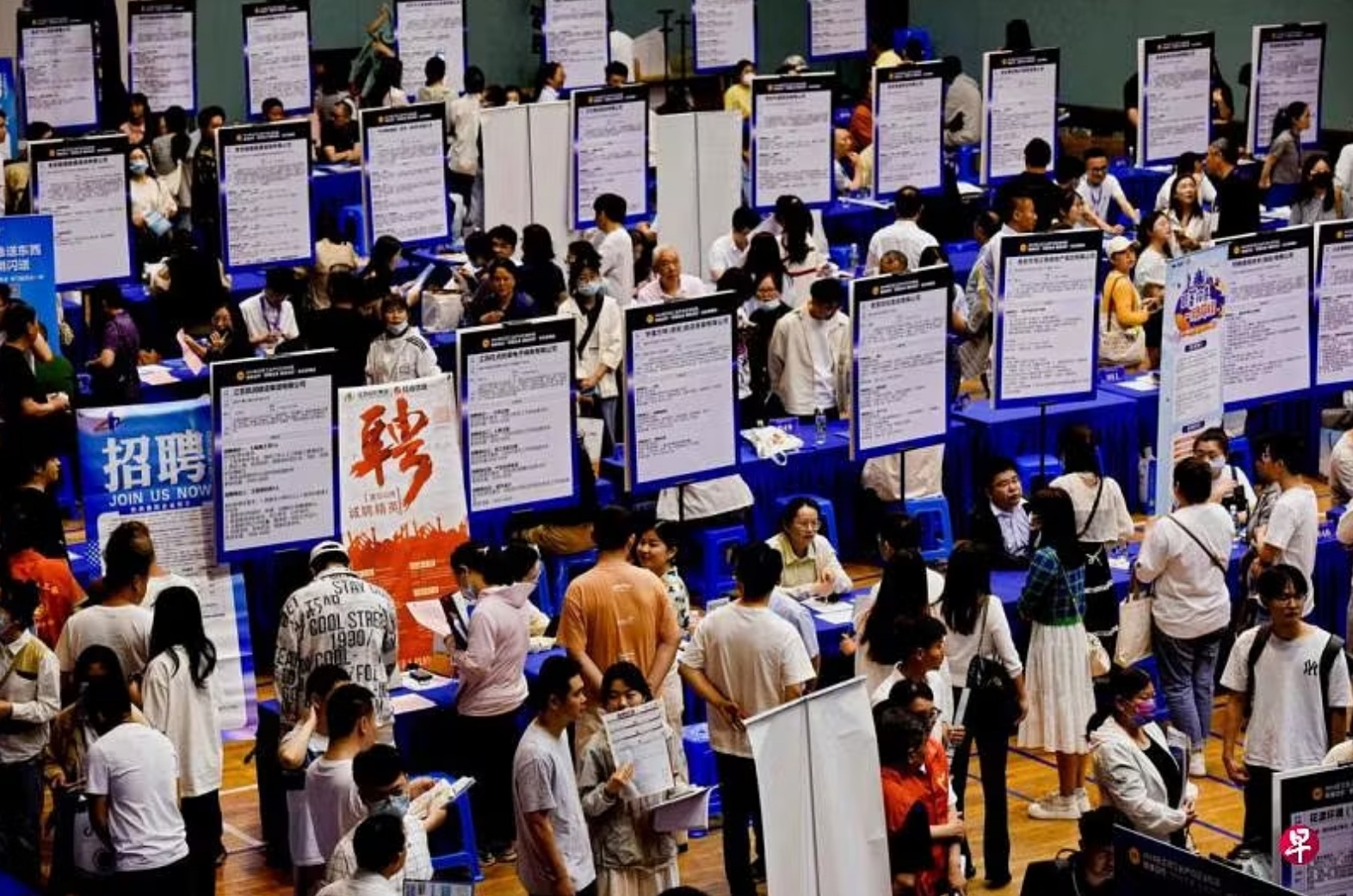 江苏省淮安市6月2日的一场招聘会现场