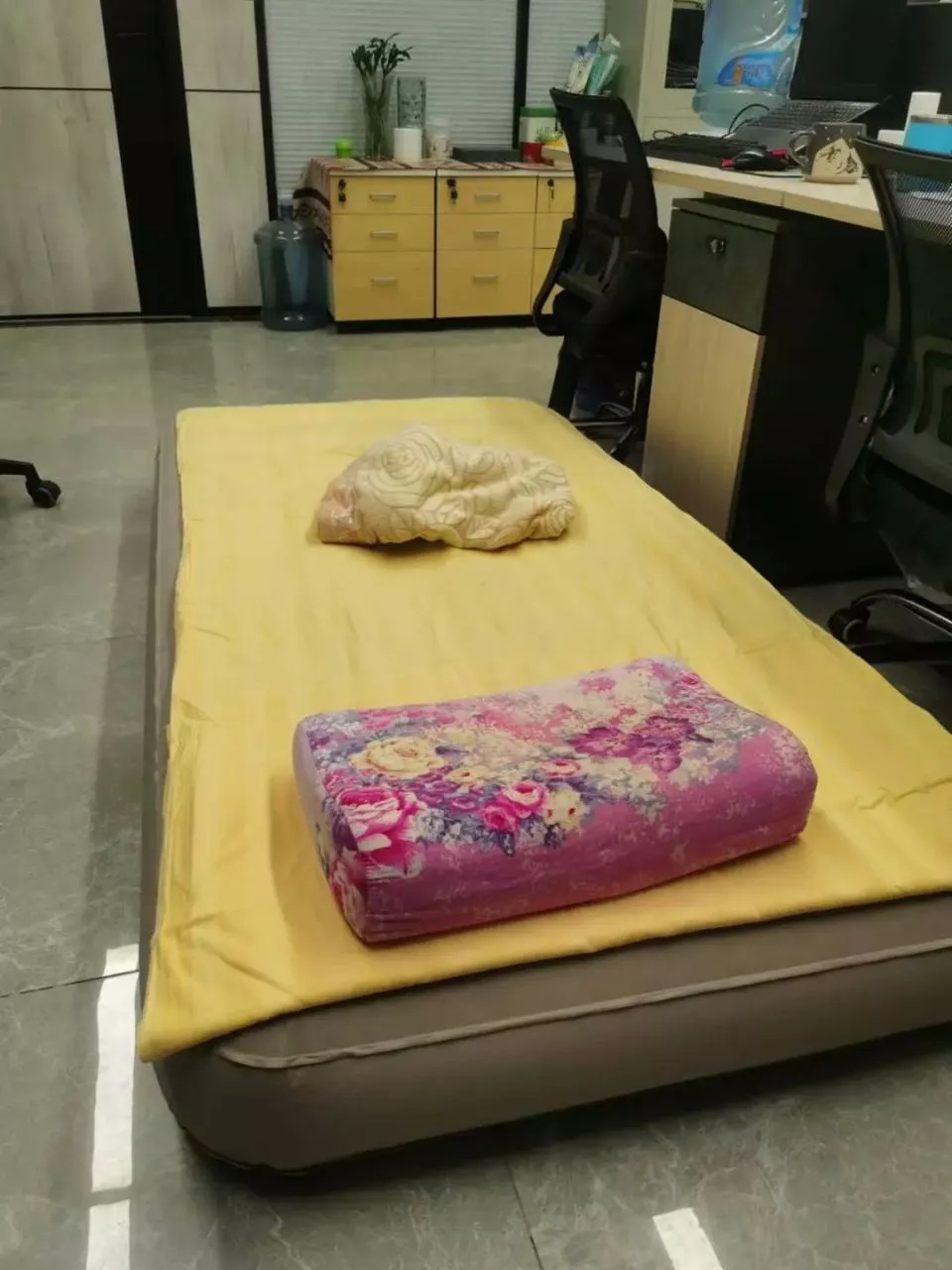 老刘的床铺