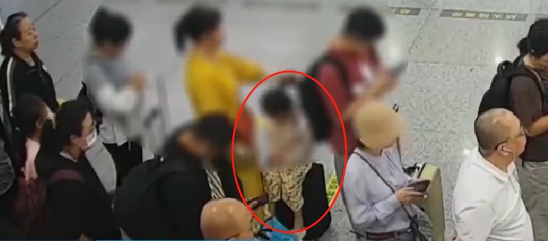 一名粉红色上衣的小女孩坐在行李箱上睡着了，谁知突然摔倒