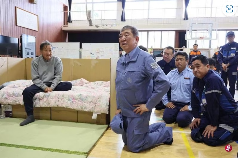日本石川县和岛镇，首相石破茂（中）参观了一所小学的疏散中心
