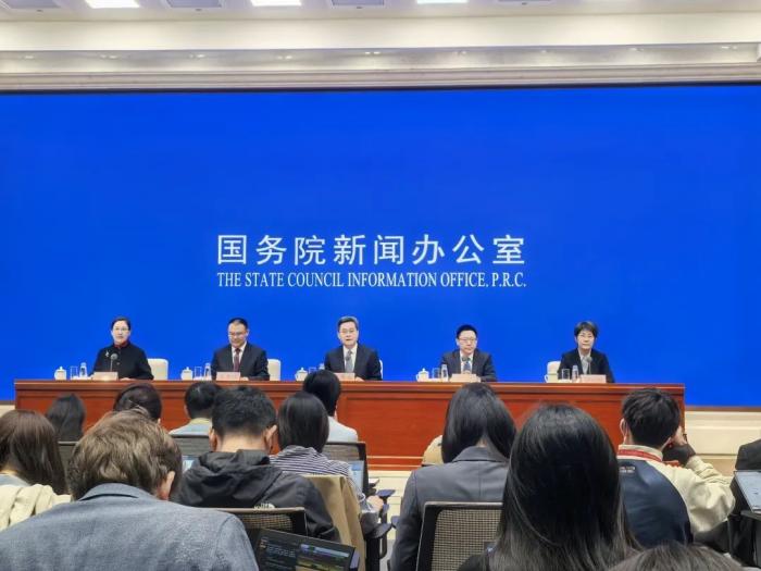 国务院新闻办公室举行新闻发布会，财政部部长蓝佛安作介绍