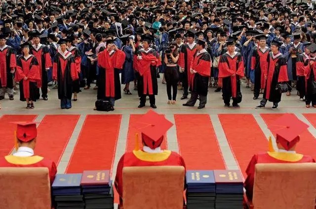 南京一所大学毕业典礼上被授予学位的毕业生