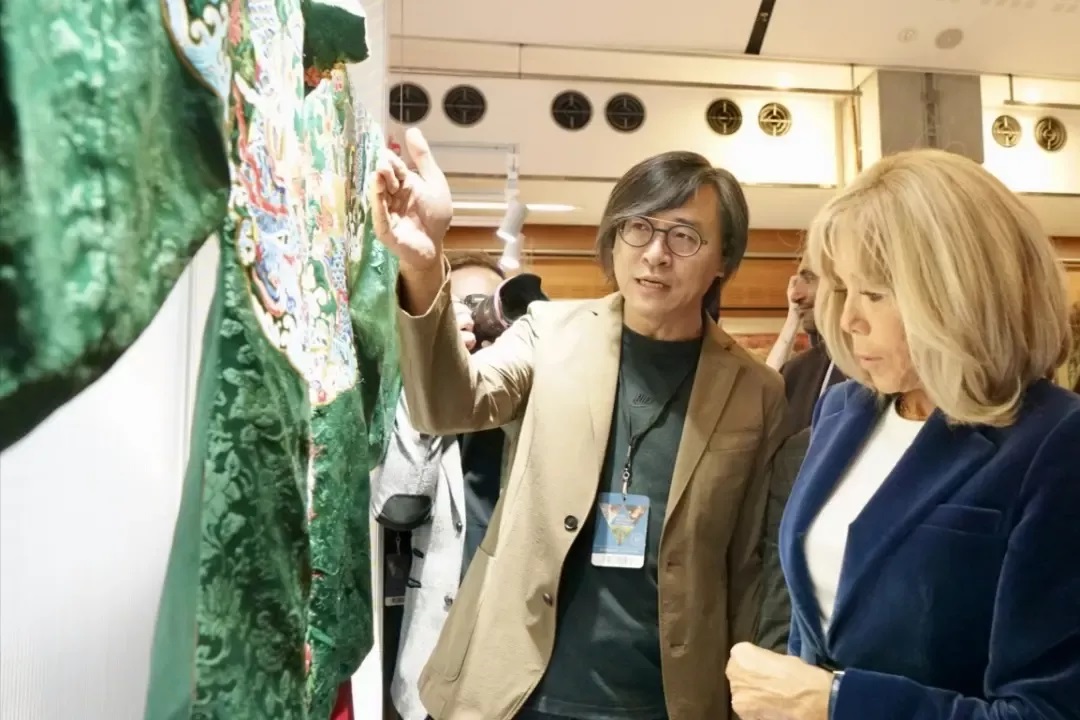 法国第一夫人到卢浮宫 打卡中国南京周主题展