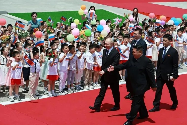 普京和金正恩在平壤出席欢迎仪式