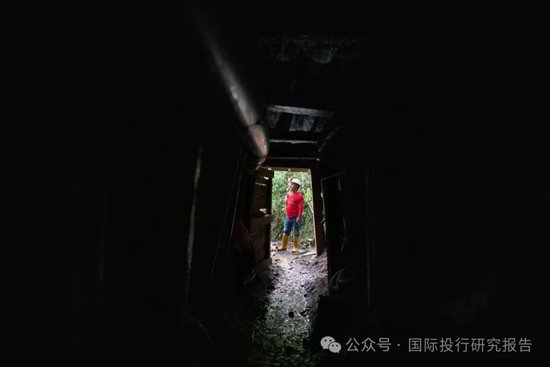 矿工Andres Rave站在他参与建设的紫金特许矿区入口处