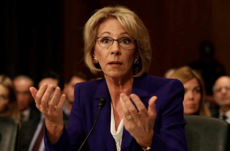 被提名出任教育部长的前密执安州共和党主席德沃斯(Betsy DeVos)是共和党的长期金主 ...