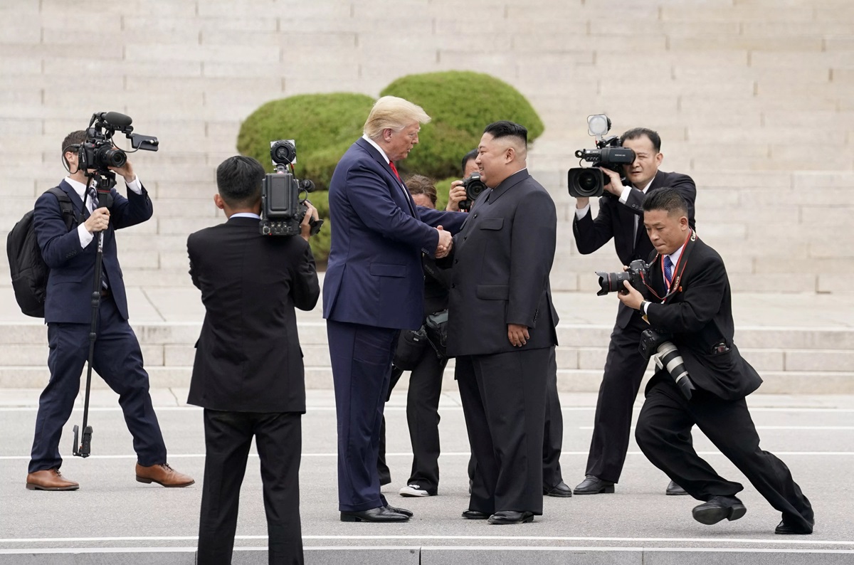 时任美国总统的川普与朝鲜领导人金正恩在两韩非军事区会晤