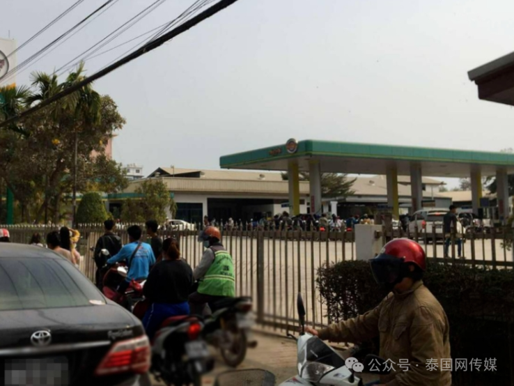 妙瓦底地区开始出现燃油抢购潮，各个加油站前都被车辆排成的长龙挤满