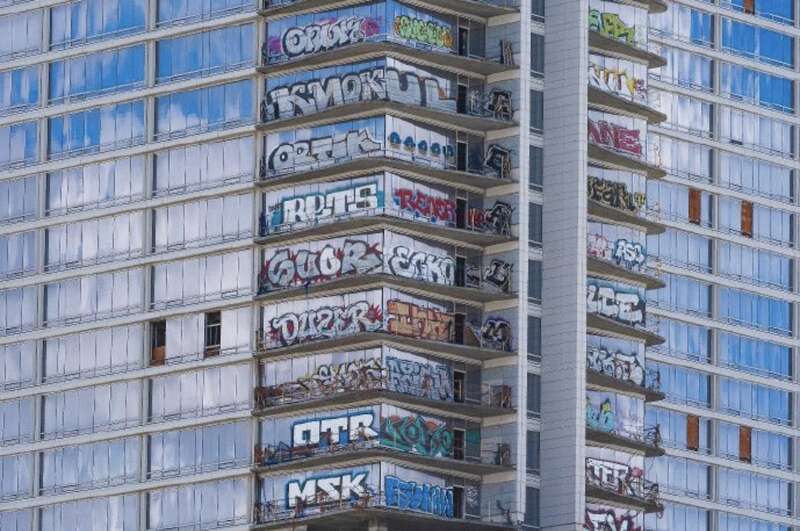 泛海控股在洛杉矶开发建造的泛海广场烂尾楼遭涂鸦