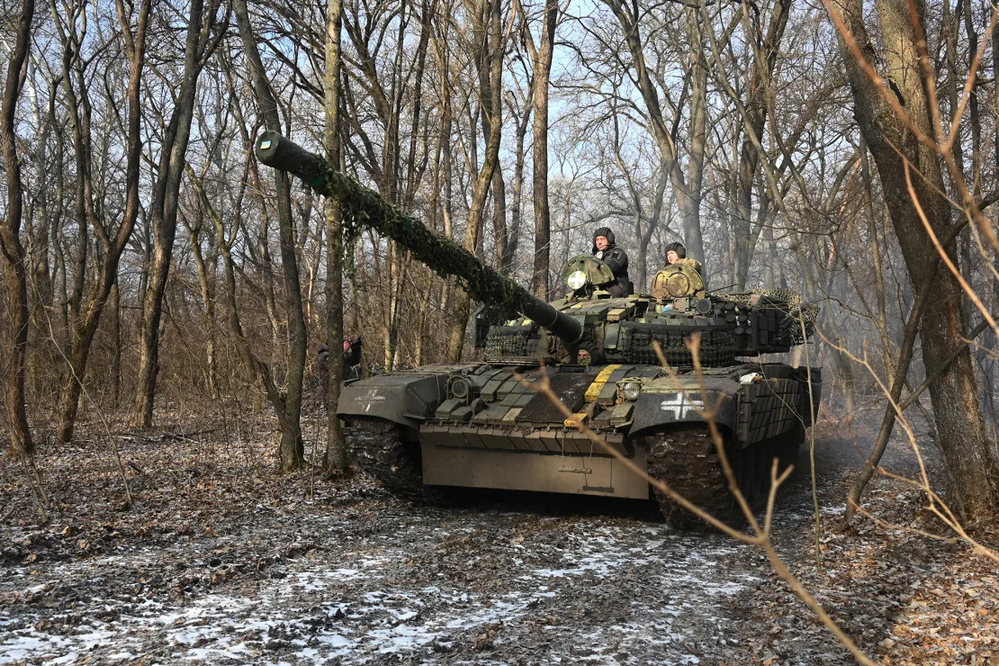 乌克兰士兵在哈尔科夫地区乘坐一辆 T-72 坦克