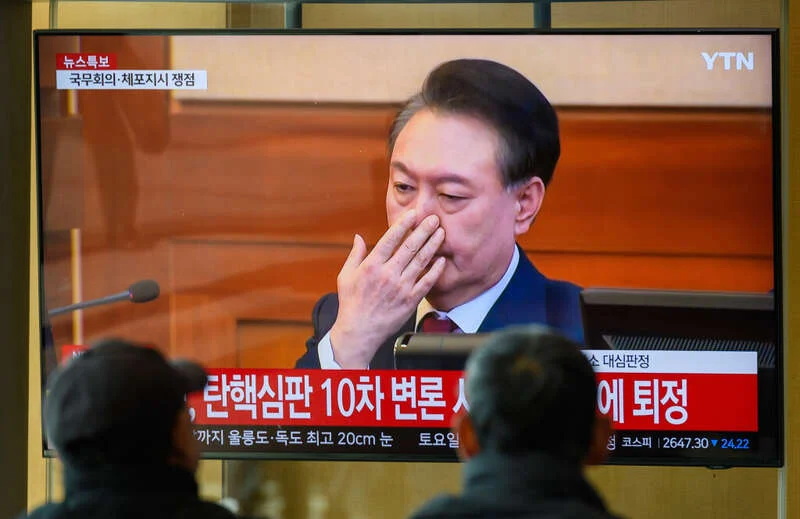韩国民众观看停职总统尹锡悦出席公开辩论