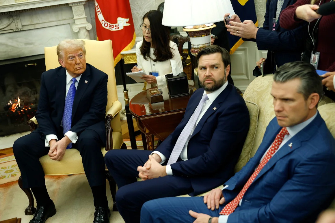 唐纳德·特朗普总统（左）、副总统 JD Vance（中）和国防部长 Pete Hegseth 在白宫椭圆形办公室与日本首相 ...