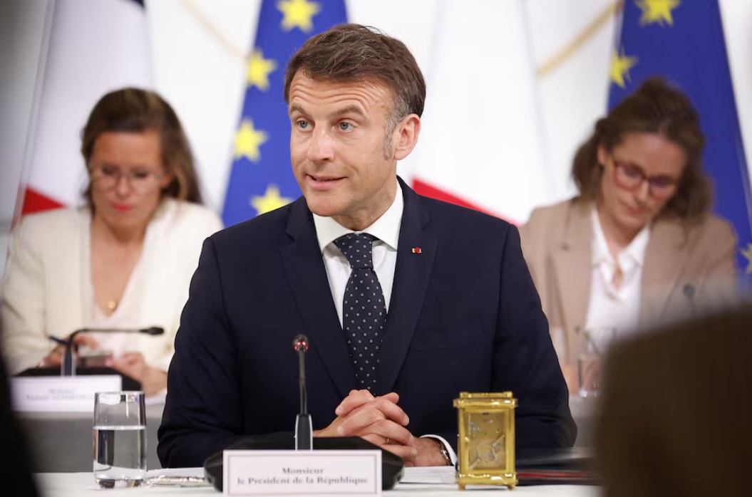 美国总统特朗普宣布对欧洲征收 20% 的关税后，法国总统埃马纽埃尔·马克龙在法国巴黎爱丽舍宫会见受美国关 ...
