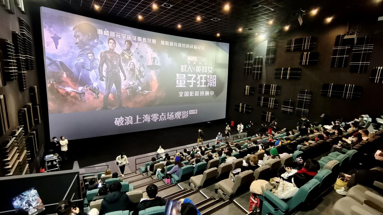 粉丝们在中国上海的一家电影院观看漫威影业超级英雄电影《蚁人和黄蜂女：量子狂热》 ...