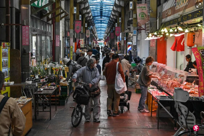 日本东京三之轮购物区的商店和餐馆