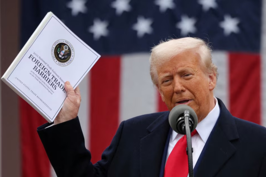 美国总统唐纳德·特朗普在华盛顿特区白宫玫瑰园就关税问题发表讲话时，手捧一份“对外贸易壁垒”文件 ...