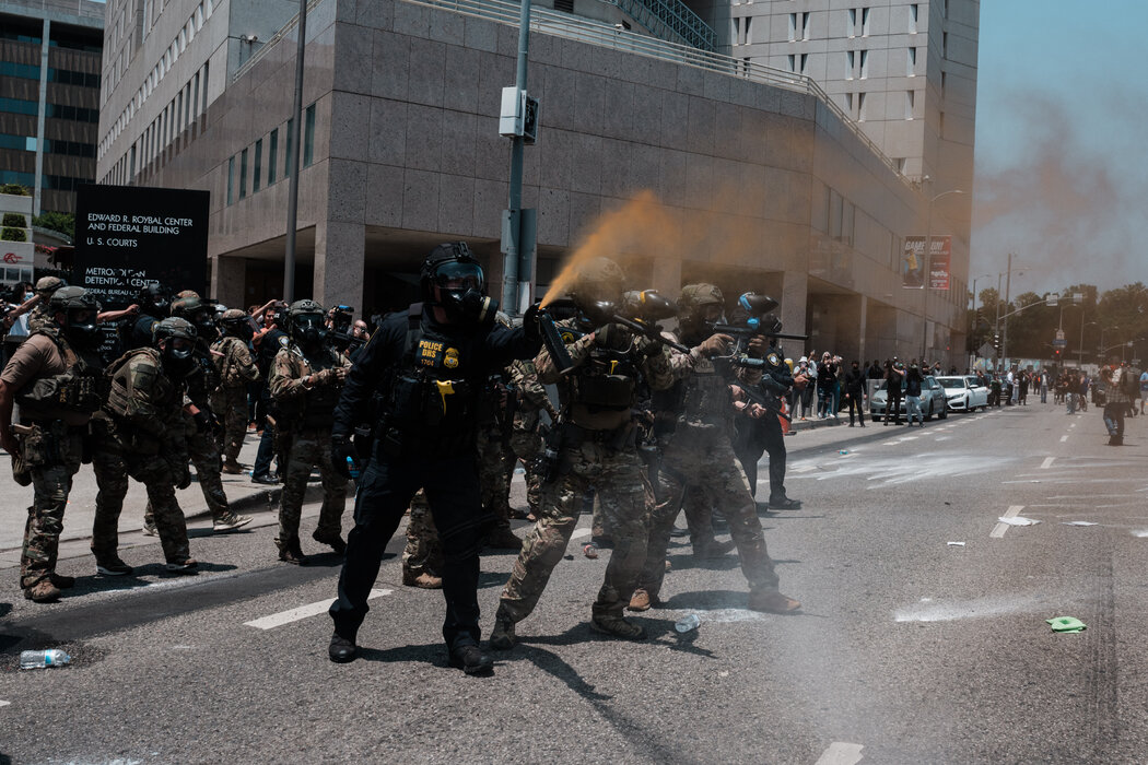 执法人员和加州国民警卫队队员在洛杉矶市中心与抗议者交锋
