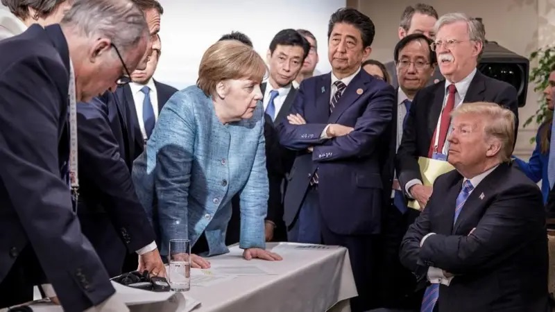 德国前总理安格拉・梅克尔（Angela Merkel）与不服气的特朗普对峙，其他领袖与美国幕僚在旁观望 ...