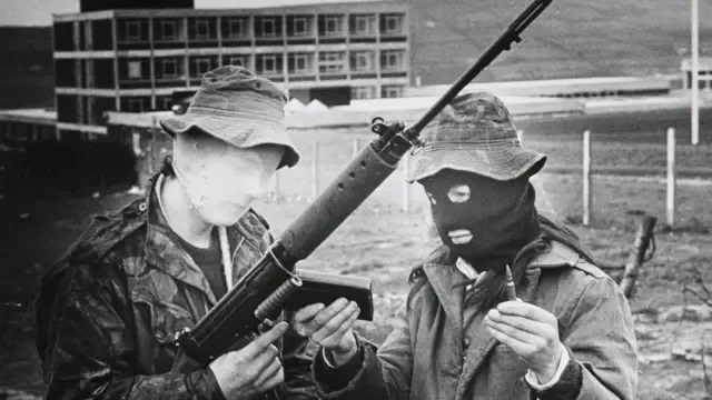 1998年北爱尔兰的耶稣受难日协议，要求临时爱尔兰共和军与忠诚派团体解除武装 ...