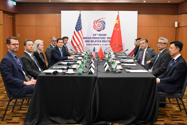 中国外长王毅在吉隆坡会见美国国务卿鲁比奥