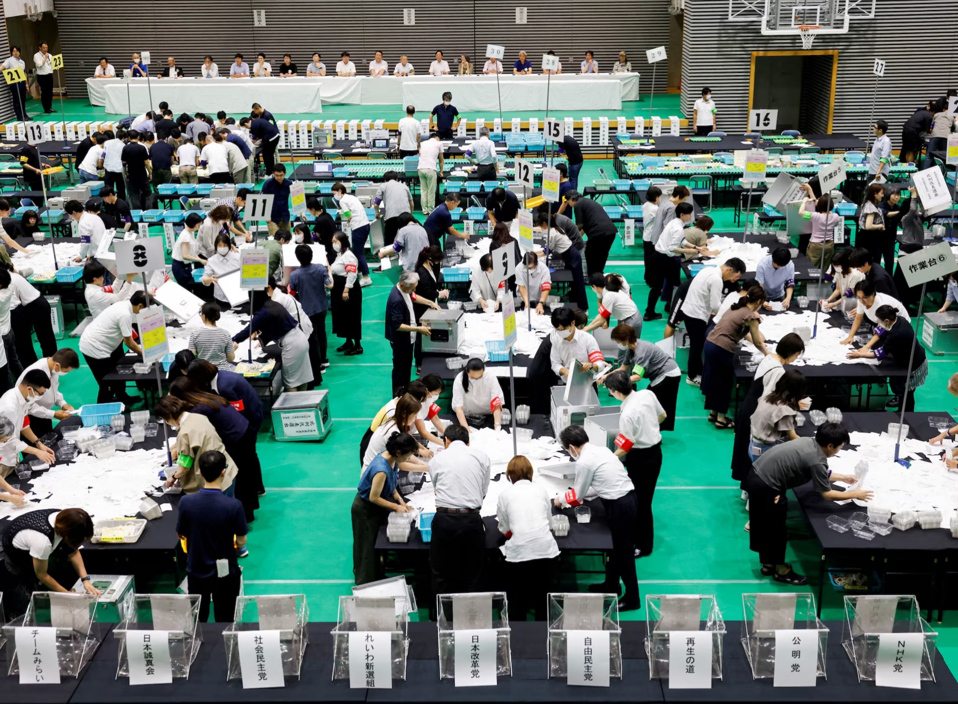日本东京，选举官员在参议院选举计票中心清点选票