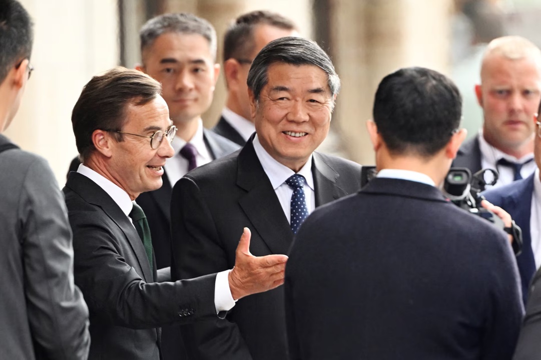 瑞典首相乌尔夫·克里斯特松在瑞典斯德哥尔摩举行的中美贸易谈判前在罗森巴德向中国副总理何立峰致意 ...
