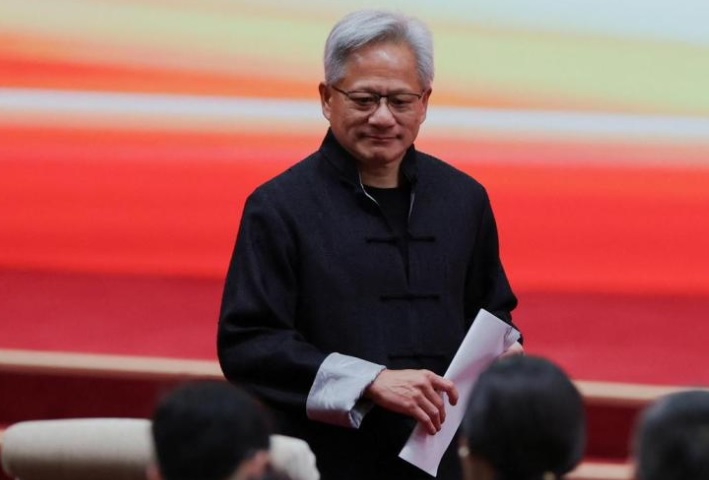 今年7月16日，英伟达首席执行官黄仁勋身穿唐装出席在北京举行的第三届中国国际供应链博览会开幕式 ... ...