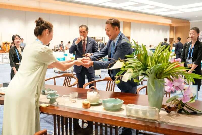 贵宾们在欢迎宴会前体验茶文化