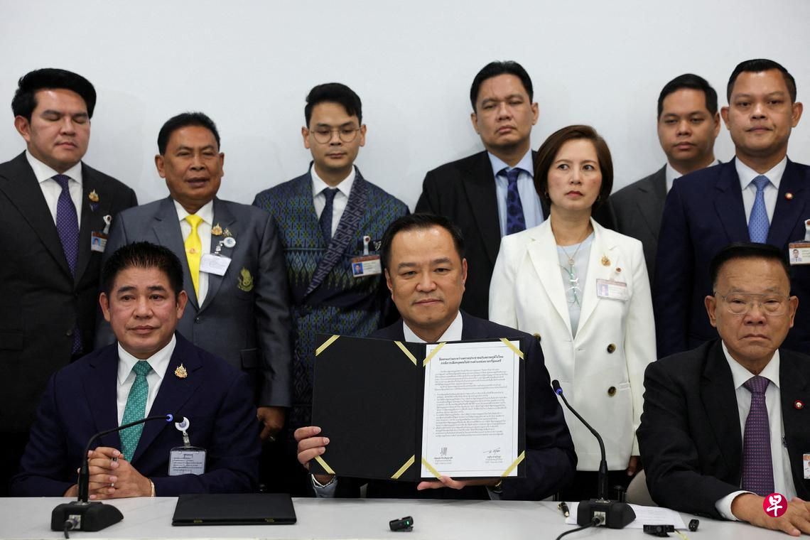 泰自豪党党魁阿努廷（前排中）星期三（9月3日）召开记者会