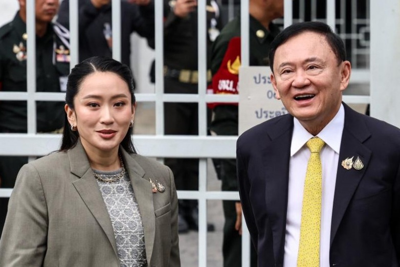他信·西那瓦及其女儿佩东丹·西那瓦周二抵达最高法院  Please credit and share this article with others ...
