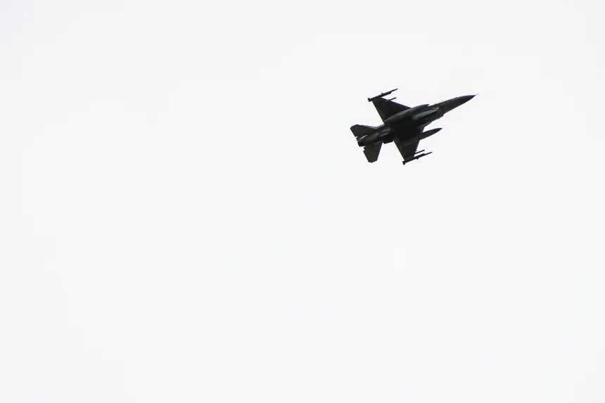 波兰与北约盟国在波兰举行的军事演习中拍摄的 F-16 战斗机