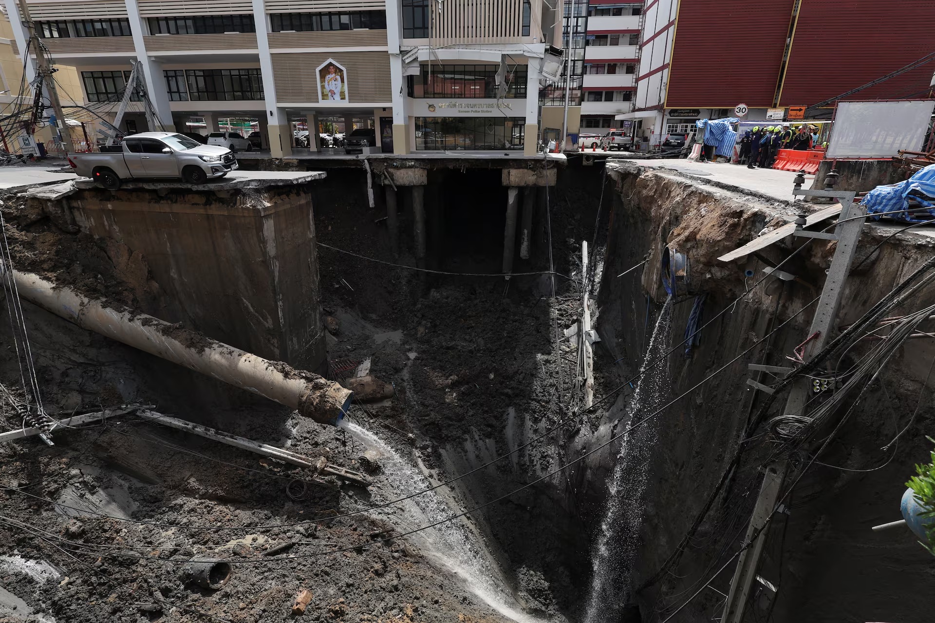 泰国曼谷 Vajira 医院附近的 Samsen 路出现一个巨大地坑