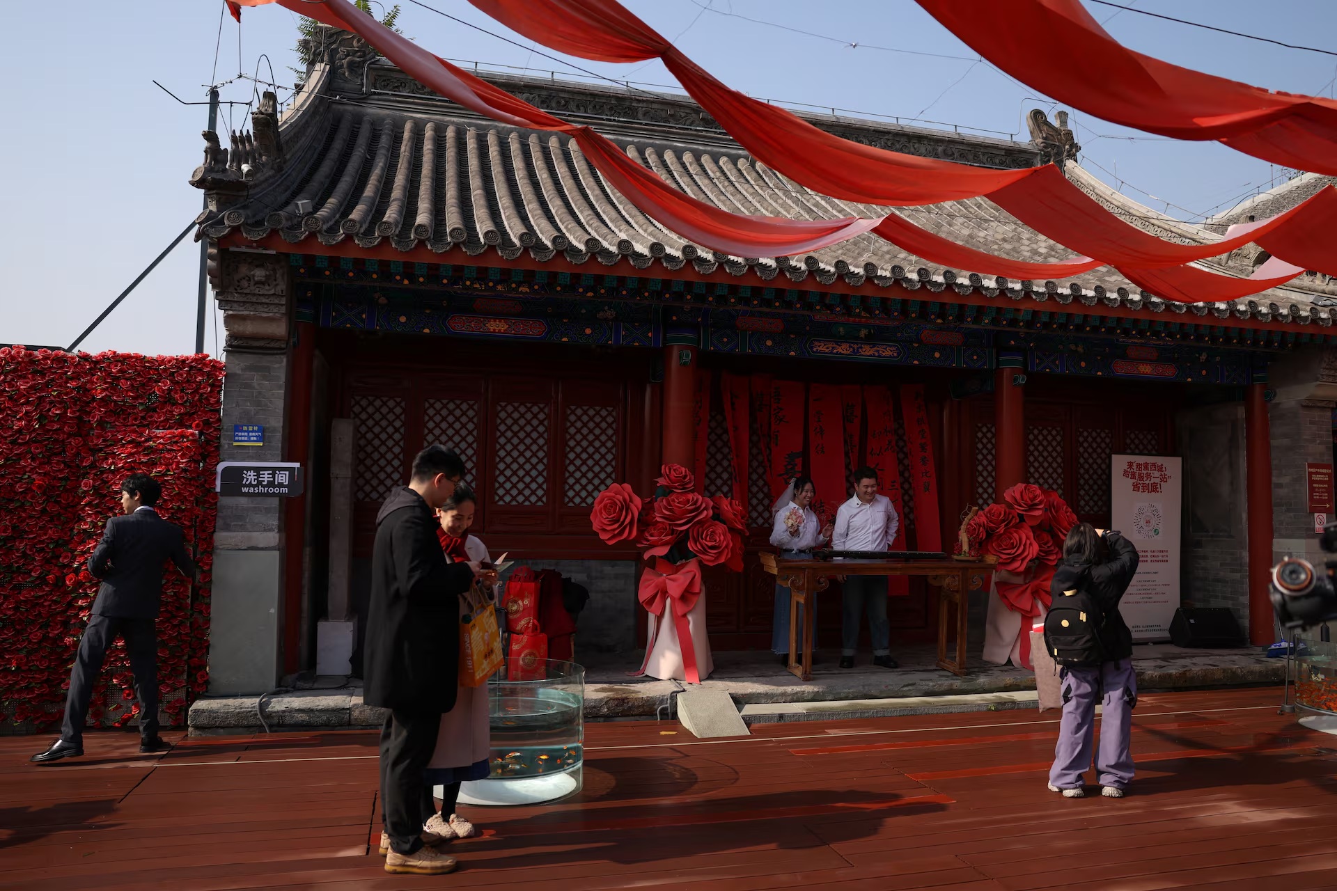 在中国北京，一对新婚夫妇在护国寺（北京一处露天婚姻登记处）拍照留念