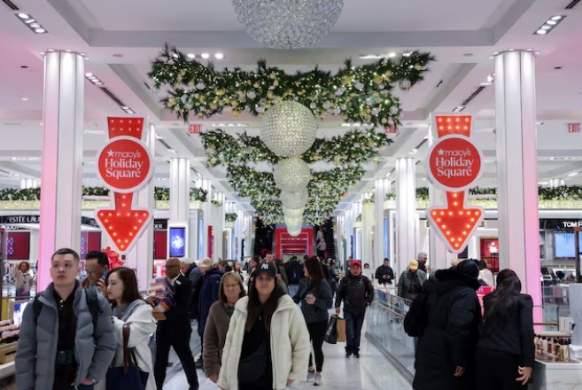美国纽约市，人们在梅西百货先驱广场店为即将到来的黑色星期五和圣诞节购物 ...